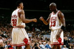 湖人高层因小卡舅舅强硬谈判避签戴维斯